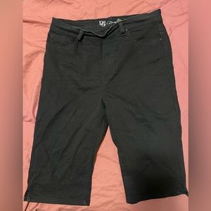 Women’s DG Capris size Med